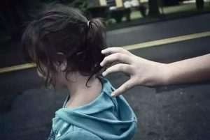 电影《失孤》原型郭刚堂父子相认，嫌疑犯被捕，人贩子怎么量刑？